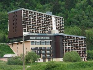 Studio rénové à Chamrousse, balcon, proche pistes - FR-1-340-235