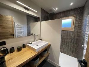 Chalet contemporain 8 pers, 4 chambres, vue sur montagnes, parking, près village - FR-1-342-243