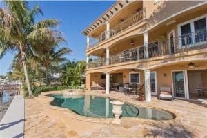Large Mediterranean Oasis - Water Views & Pool