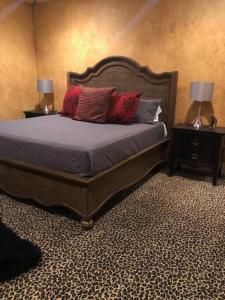 Large Mediterranean Oasis - Water Views & Pool