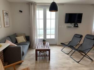 Fort-Mahon-Plage : Appartement rénové en front de mer, 2 chambres, terrasse - FR-1-482-93