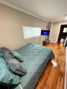 Atlanta Unit 2 Room 3 - Atlanta Bests Kept Secret Private Bedroom & Bathroom