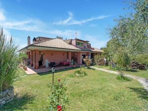 Villa in Monterotondo with Pool & Tiber Views