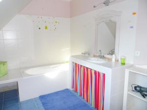 Maisons de vacances Grande Villa avec Jardin, Proche Plage et Centre de Villers-sur-Mer - FR-1-487-310 : photos des chambres