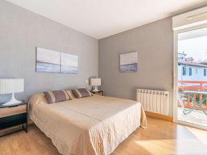 Appartements Appartement Moderne avec Balcon, Proche Centre et Plage, Piscine et Parking, Hendaye - FR-1-2-399 : photos des chambres