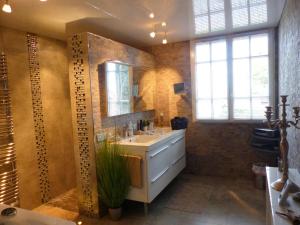 Villa avec piscine chauffée et jardin près de Moulins - FR-1-489-356