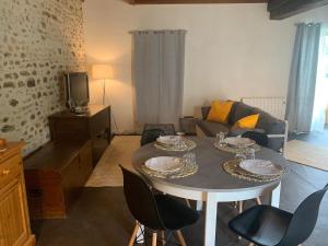 Maisons de vacances Gite Neuvy-Deux-Clochers, 1 piece, 4 personnes - FR-1-586-24 : photos des chambres