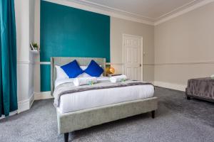 Luke Stays - Saint Aidans Street