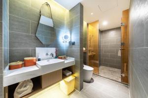 Atour Hotel Guiyang Guanshan Lake City Government