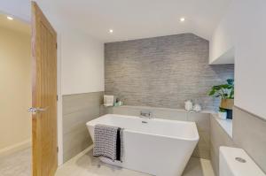 Spacious 6-Bed Home, Near The Norfolk Broads