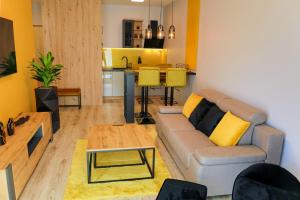 APARTAMENT ELEGANCE YELLOW w Lets Sea