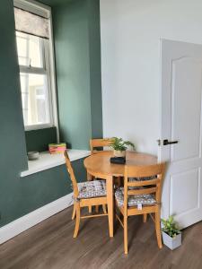 Loveliest Homes Torquay - 3 bed, 2 bathroom, balcony, parking