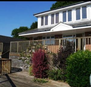 Fantastic spacious house with beautiful panoramic views of the bay Only a few minutes walk from beach harbour and restaurants This house has 3 bedrooms 3 bathrooms and 2 lovely sitting rooms