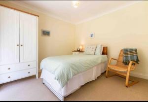 Fantastic spacious house with beautiful panoramic views of the bay Only a few minutes walk from beach harbour and restaurants This house has 3 bedrooms 3 bathrooms and 2 lovely sitting rooms