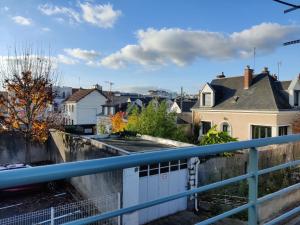 Studio équipé, grande terrasse, à côté de la gare