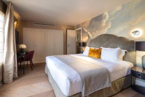Chambre Double Signature avec Balcon room in Hotel Residence Foch