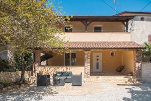 Casa Viktoria with private garden and BBQ
