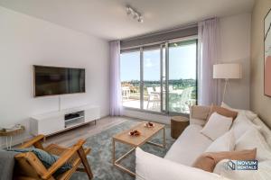 Newly Built 3-BDRM Luxury Apt w Stunning Sea Views