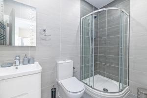 Coniston House, 3 bedrooms with parking, Appleby by Guestz