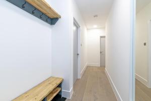 Coniston House, 3 bedrooms with parking, Appleby by Guestz