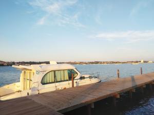 Bateaux-hotels Bateau 6 personnes sans permis terrasse a quai ou option navigation : photos des chambres