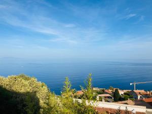 Maisons de vacances Maison Mediterraneo - Rez de villa, vue imprenable sur la mer : photos des chambres