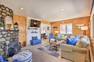 Walk to Grand Lake & Dtwn! Group Escape w Hot Tub