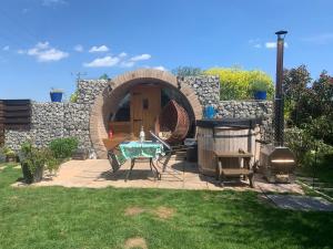 Cosy escape heated luxury pod with hot tub
