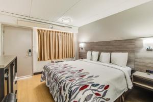 Deluxe King Room Disability Access Smoke Free room in Red Roof Inn Columbia East - Fort Jackson