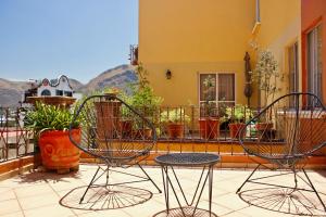 Colorful family condo with terrace and free parking - 3hvězdičkové hotely ve městě Guanajuato
