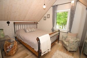 Apartment with private garden and large balcony