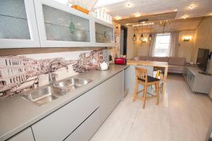 Apartment with private garden and large balcony