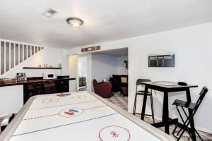 WOW! Spacious Retreat & amazing yard 2400+4bd3bth