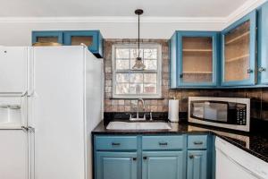 WOW! Spacious Retreat & amazing yard 2400+4bd3bth