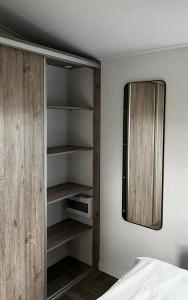 Polderhuisje 2 - Heerlijk chalet nabij strand en duin - 2 slaapkamers - Midicamping - Rockanje