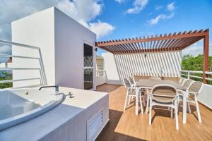 Macbeth - Rooftop with Jacuzzi & Beach Club Access