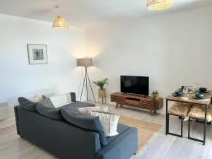 2 Bedroom Serviced Apartment with Free Parking, Wifi & Netflix, Basingstoke - Basing