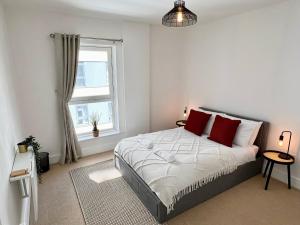 2 Bedroom Serviced Apartment with Free Parking, Wifi & Netflix, Basingstoke
