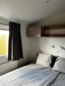 Polderhuisje 2 - Heerlijk chalet nabij strand en duin - 2 slaapkamers - Midicamping - Rockanje