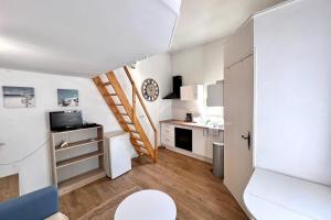 Studio with mezzanine in the heart of old Antibes wifi air conditioning