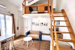 Cozy mezzanine studio in Old Antibes with Wi-Fi & AC