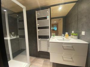 Chalets Le Refuge de Belbriette, chalet au coeur de la nature avec spa : photos des chambres