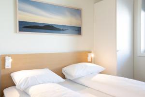 Three-Bedroom Apartment with Sea View room in Lindesnes Havhotel
