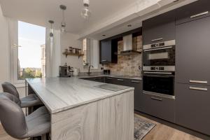 2BD Loft Style Apt - Edinburgh - Free Parking - Pass the Keys