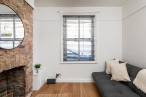 3 Hampden Street Stylish, Central 2-Bed York Terrace with Parking - Pass the Keys