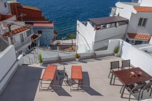 Spectacular Cave with two large terraces (70m2) by the sea