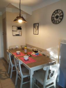 Maisons de vacances Les Coteaux B10, Maison T3 climatisee dans le domaine du golf de Pont Royal, 6 pers maxi : photos des chambres