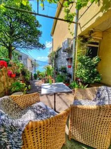 Apartment on the shore of the bay of Kotor with free Wi-Fi - Kamenarovići