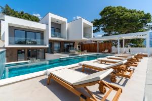Villa Bava with 4 En-suite Bedrooms, Heated 33 sqm Pool