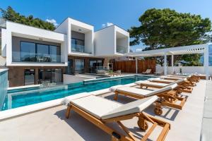 New! Villa Bava with 4 En-suite Bedrooms, Heated 33 sqm Pool